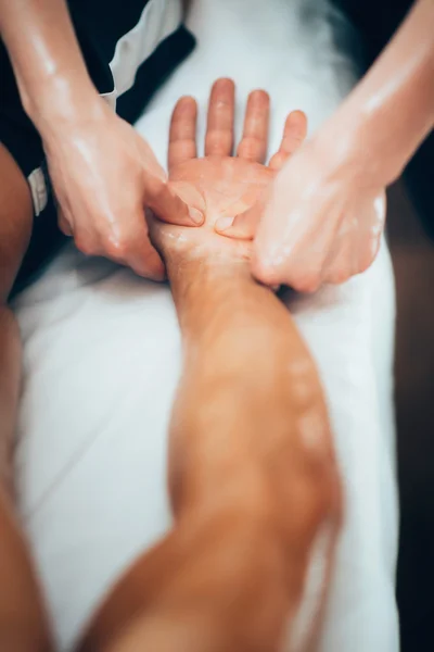 Fisioterapeuta haciendo masaje — Foto de Stock