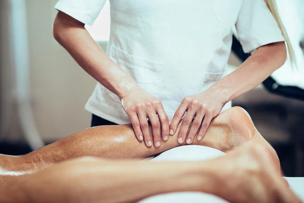 Terapeuta de massagem trabalhando com o paciente — Fotografia de Stock