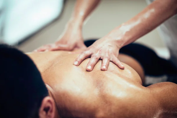 Терапевт делает массаж спины — стоковое фото