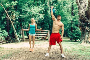 Açık havada egzersiz çekici çift