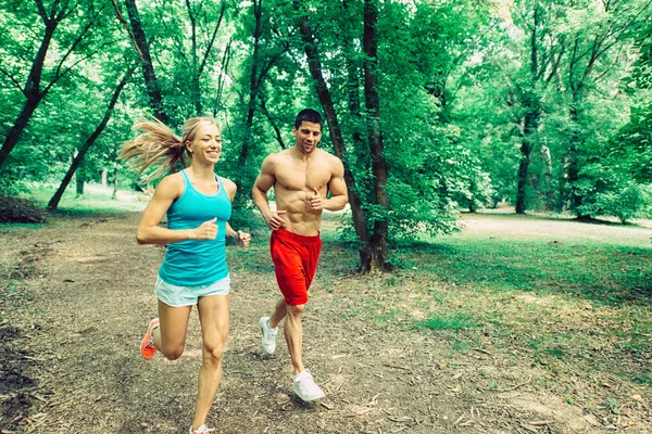 Jeune couple de jogging — Photo