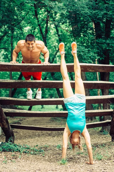 Athletic couple exercising outdoors — Stock Photo, Image