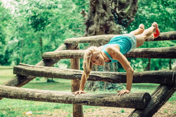 Atlet wanita melakukan push up — Stok Foto