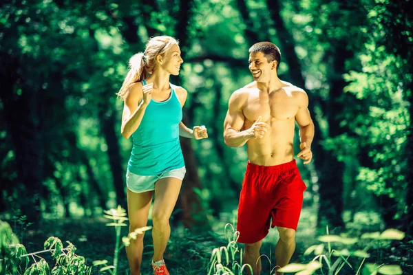 Jovem casal jogging — Fotografia de Stock