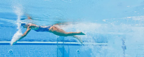 Atleta femenina nadando delante gatear — Foto de Stock