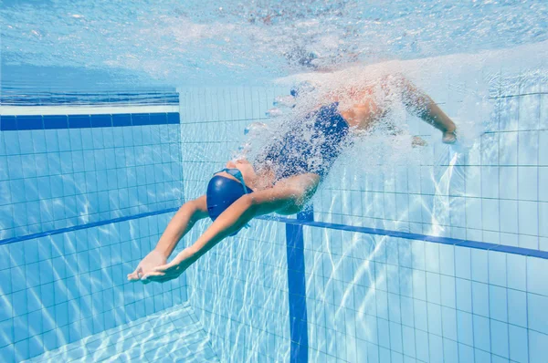 背泳ぎ水泳開始 — ストック写真