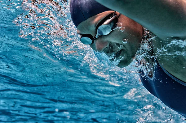 フリー スタイルの女子水泳選手 — ストック写真