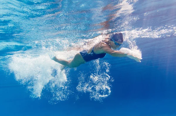Female swimmer in motion — Stock Photo, Image