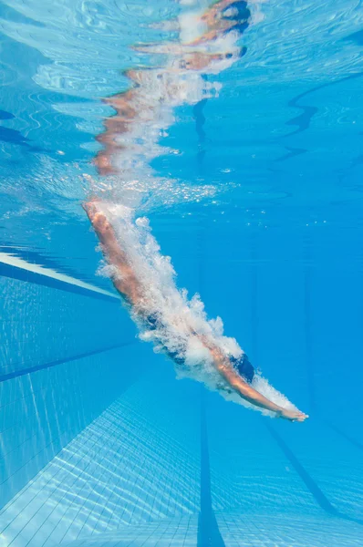 Atleta do sexo feminino pulando na piscina — Fotografia de Stock