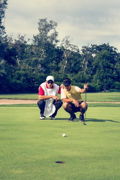 Golfozó és caddy — Stock Fotó