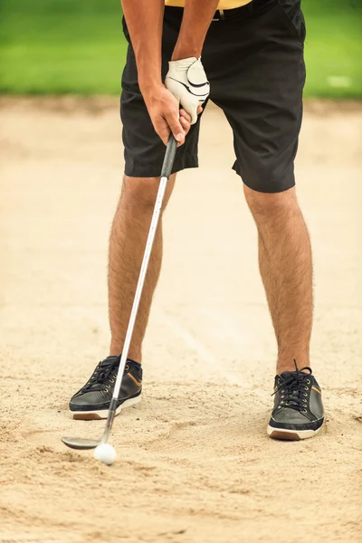 Golfer spielt aus Sandfalle — Stockfoto