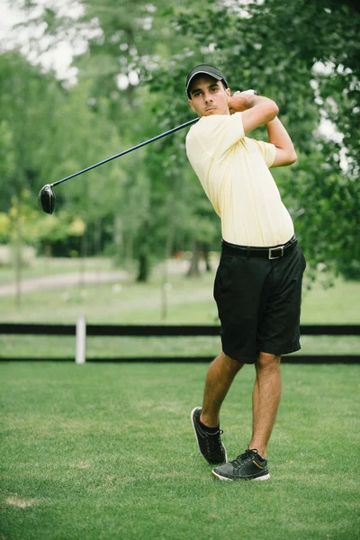 Golfový švih mladý muž — Stock fotografie