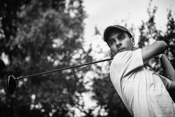 Jovem golfista masculino em ação — Fotografia de Stock