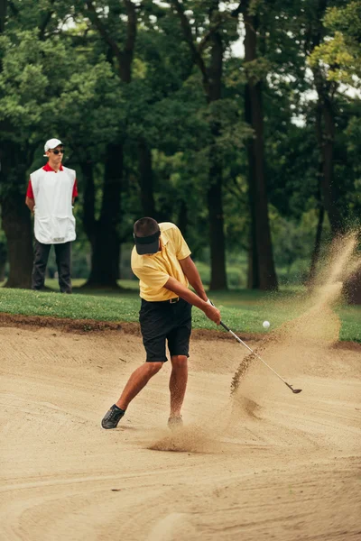 Golfista jugando desde el bunker de arena — Foto de Stock