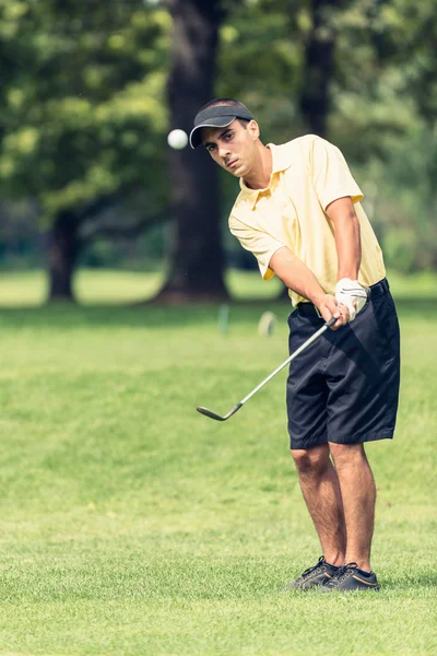 Golf chipping shot — Stock Photo, Image