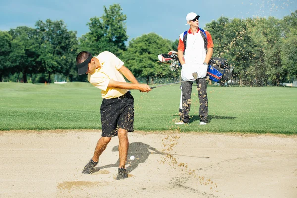 Golfista grając z bunkra — Zdjęcie stockowe