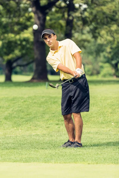 Golfer spielt einen Chipping-Schlag — Stockfoto