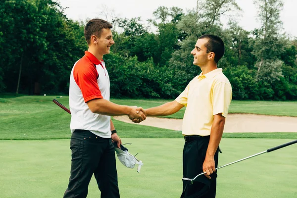 Amigos apertando as mãos após o golfe — Fotografia de Stock
