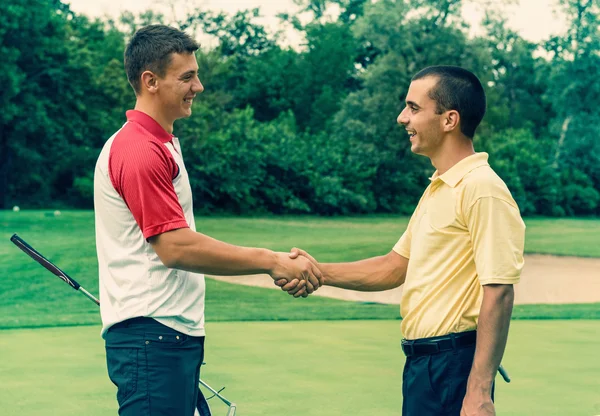Друзья пожимают руки после гольфа — стоковое фото