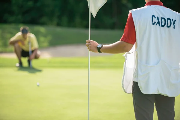 Golfista wprowadzenie z daleka — Zdjęcie stockowe