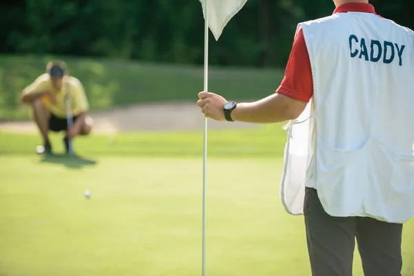 Golfista poniendo desde larga distancia — Foto de Stock