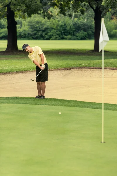 Golfer using chipping shot — Stock Photo, Image