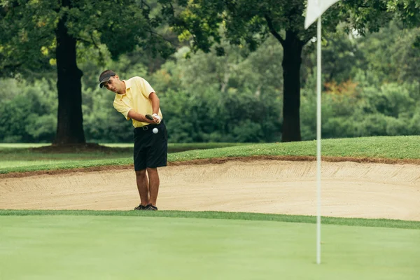 Golfer menggunakan teknik menembak chipping — Stok Foto