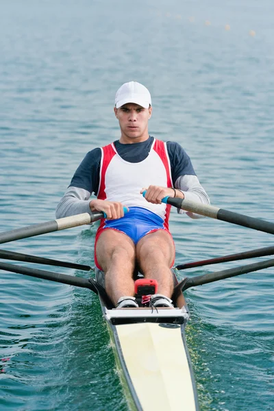 Remo único scull en el lago —  Fotos de Stock