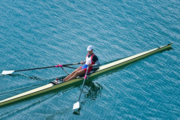 Uomo canottaggio singolo scull — Foto Stock