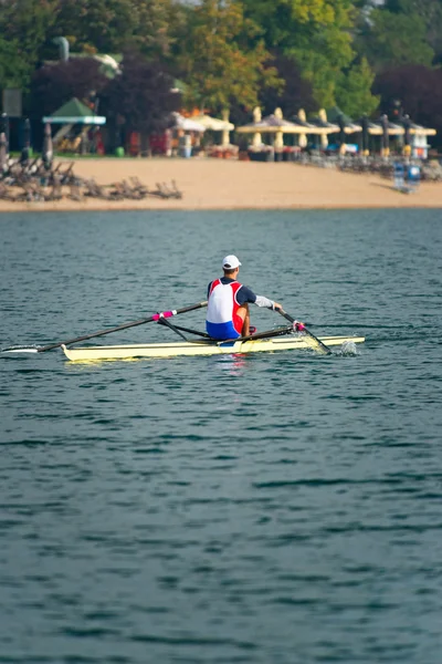 Atleta remo no lago — Fotografia de Stock