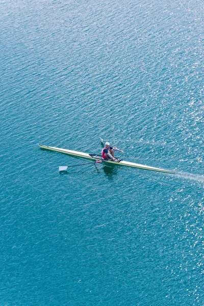 Scull individual en el lago — Foto de Stock
