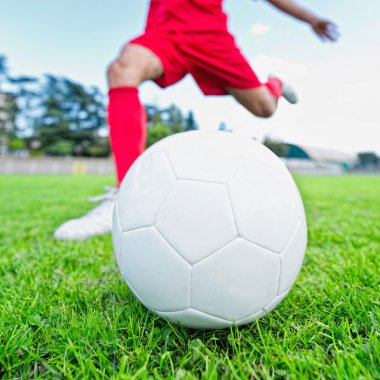 Futbolcu topa vuruyor