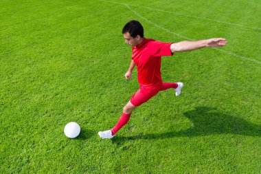 Futbolcu topa vuruyor