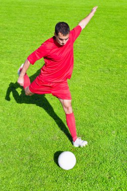 Futbolcu topa vuruyor