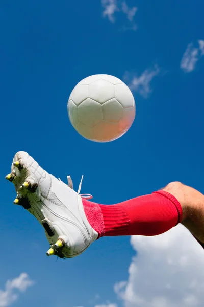 Jugador de fútbol rebotando la pelota —  Fotos de Stock