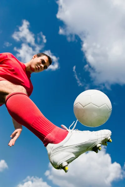 Joueur de football contrôlant le ballon — Photo
