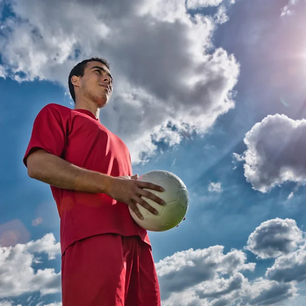 Jogador de futebol segurando a bola — Fotografia de Stock