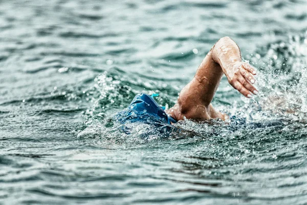 Leichtathletin schwimmt Langdistanz — Stockfoto