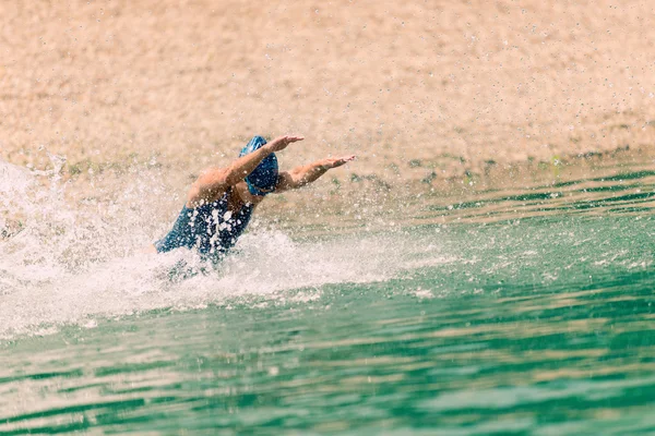 Triathlète féminine en entraînement — Photo