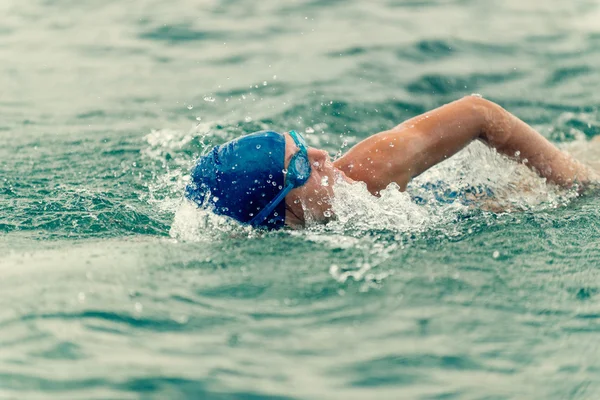 Junge Leichtathletin schwimmt — Stockfoto