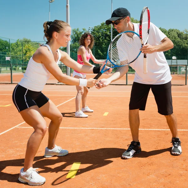 Tennislehrer arbeitet mit Schülern — Stockfoto