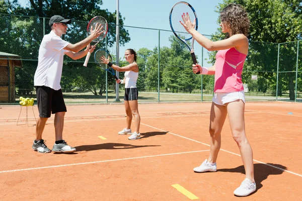 Mulheres tendo aula de tênis — Fotografia de Stock