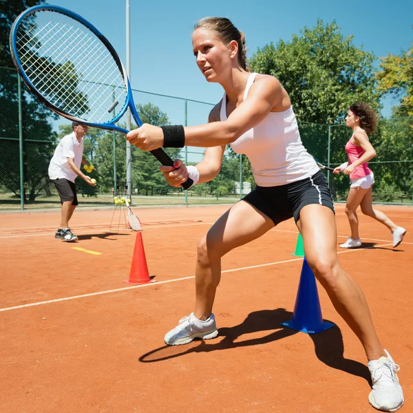 Tenisz oktató dolgozó hallgatók — Stock Fotó