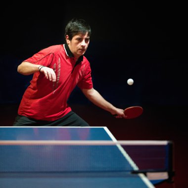 Ciddi tenis oyuncusu