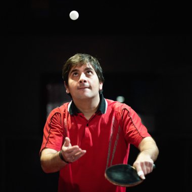 Ciddi masa tenis oyuncusu