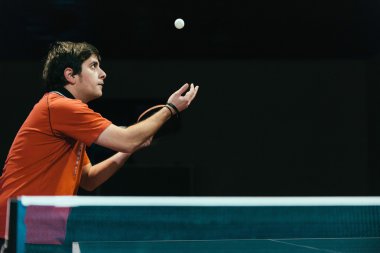 Ciddi masa tenis oyuncusu