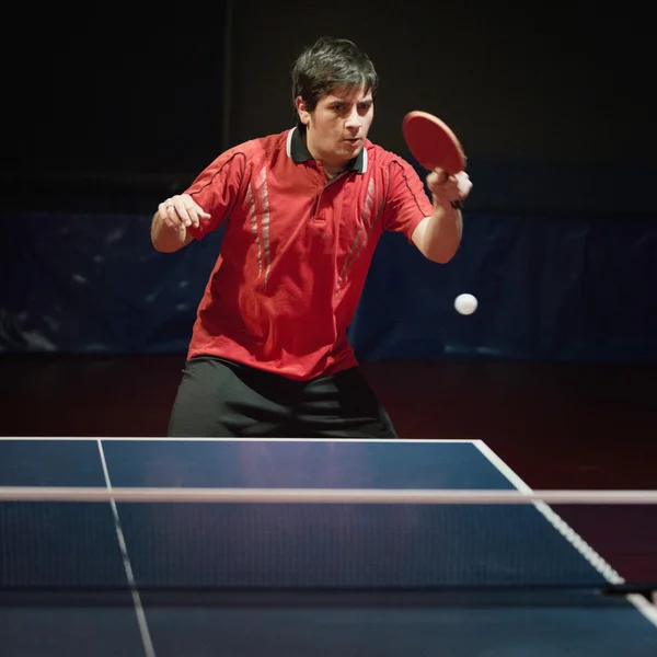 Joueur sérieux frappant balle de ping-pong — Photo