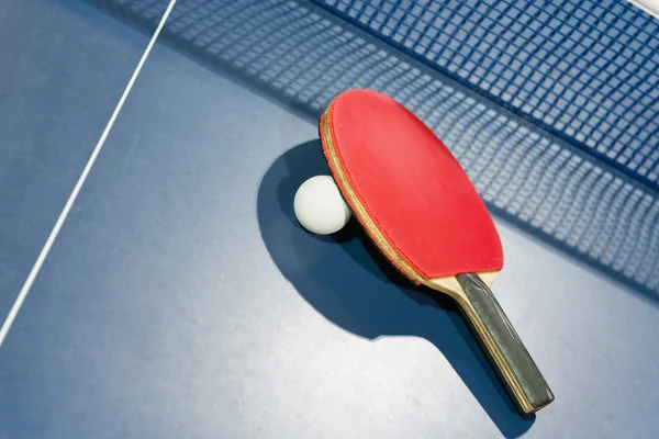 Balle de ping-pong et raquette — Photo