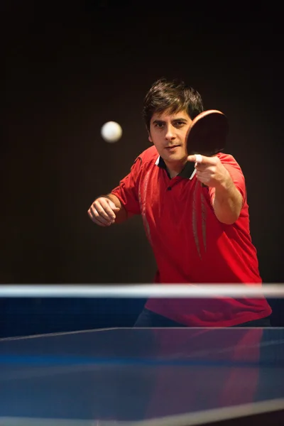 Jugador de tenis golpeando de nuevo pelota de ping pong — Foto de Stock