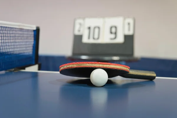 Tischtennisschläger und Tischtennisball — Stockfoto